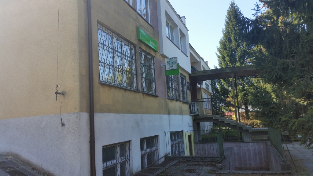 Budynek przy ul. Kołobrzeskiej 12 w Siemyślu Nieruchomość, w której znajduje się lokal przeznaczony do sprzedaży