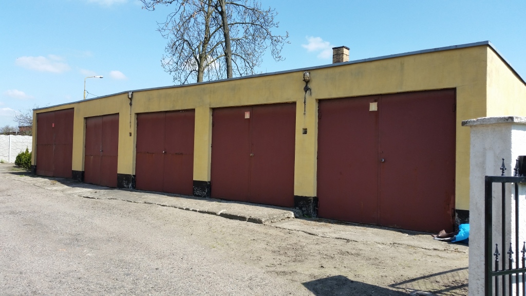 Budynek, w którym znajdują się 3 garaże przeznaczone do sprzedaży