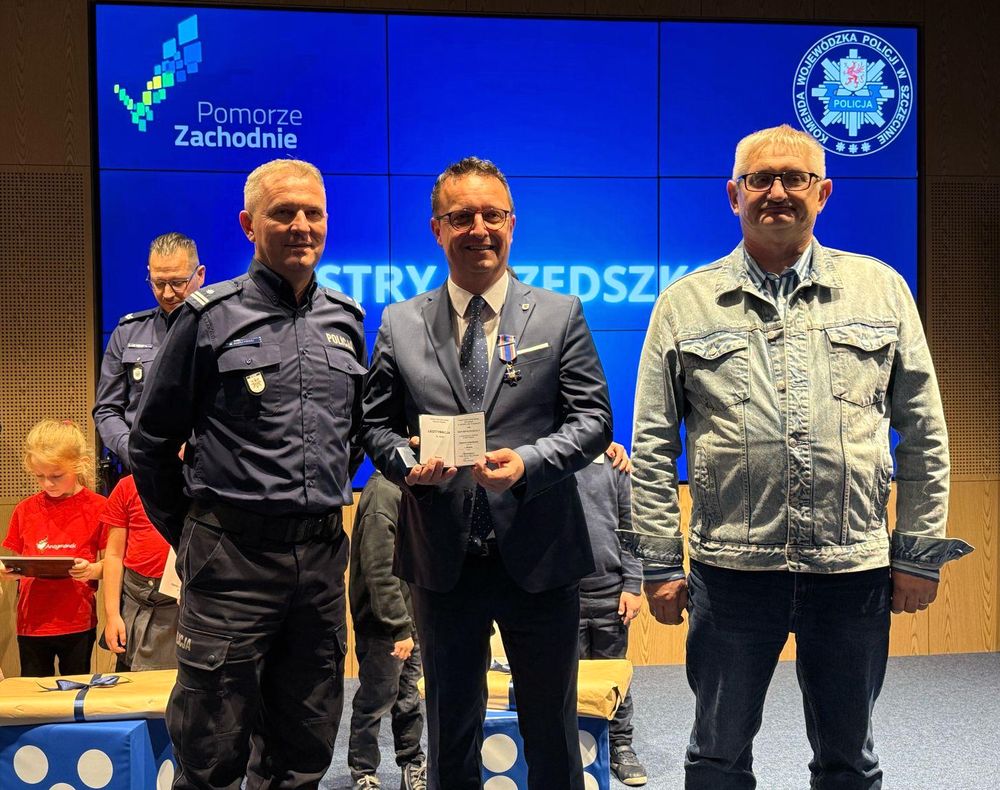 Członek Zarządu województwa pan Bogdan Jaroszewicz (w środku) otrzymał Medal 100-lecia Odzyskania Niepodległości klasy II zdjęcie zbiorowe