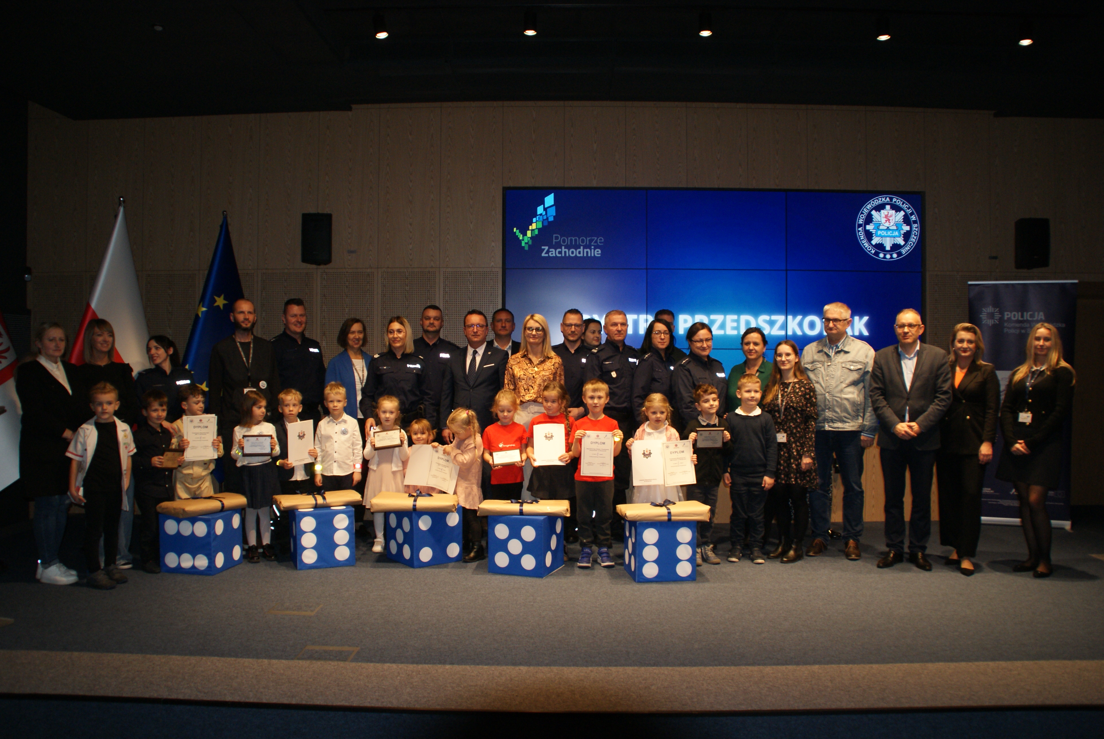 Uczestnicy, opiekunowie i organizatorzy konkursu zdjęcie zbiorowe