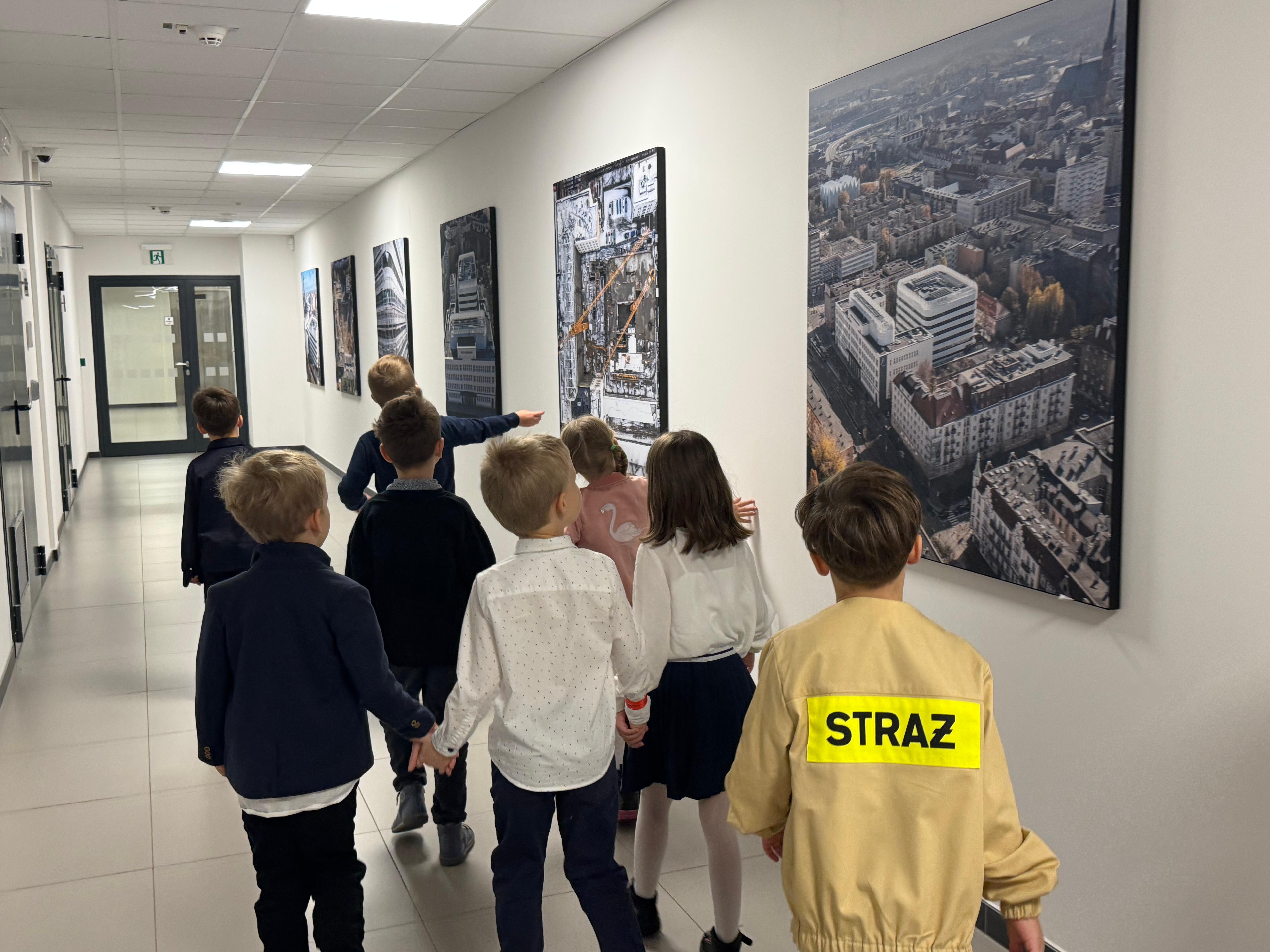 Z wycieczką po siedzibie Urzędu Marszałkowskiego Grupa dzieci w korytarzu Urzędu