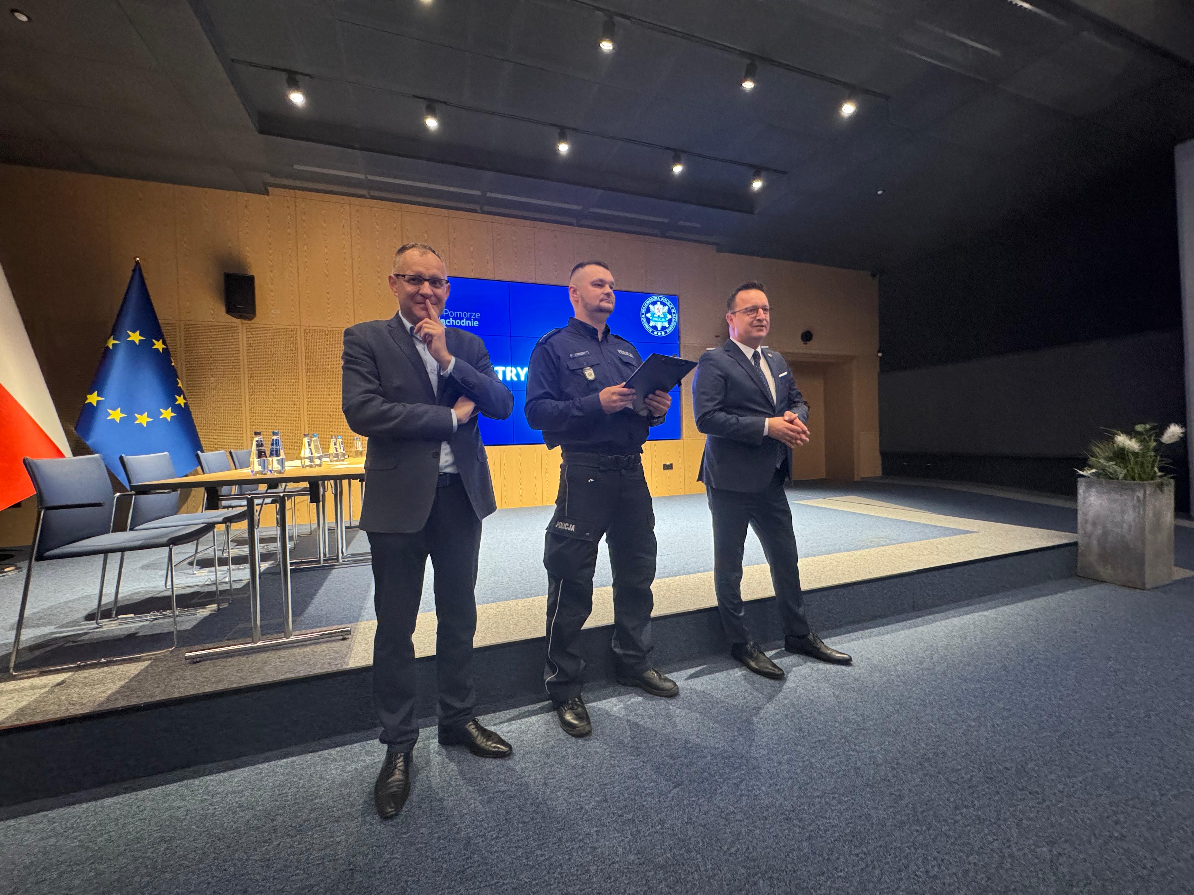 Członek Zarządu Województwa pan Bogdan Jaroszewicz (po prawej), mł. asp. Konrad Rosiński (w środku) Dyrektor WBiOIN pan Mariusz Sikora (po lewej) zdjęcie zbiorowe