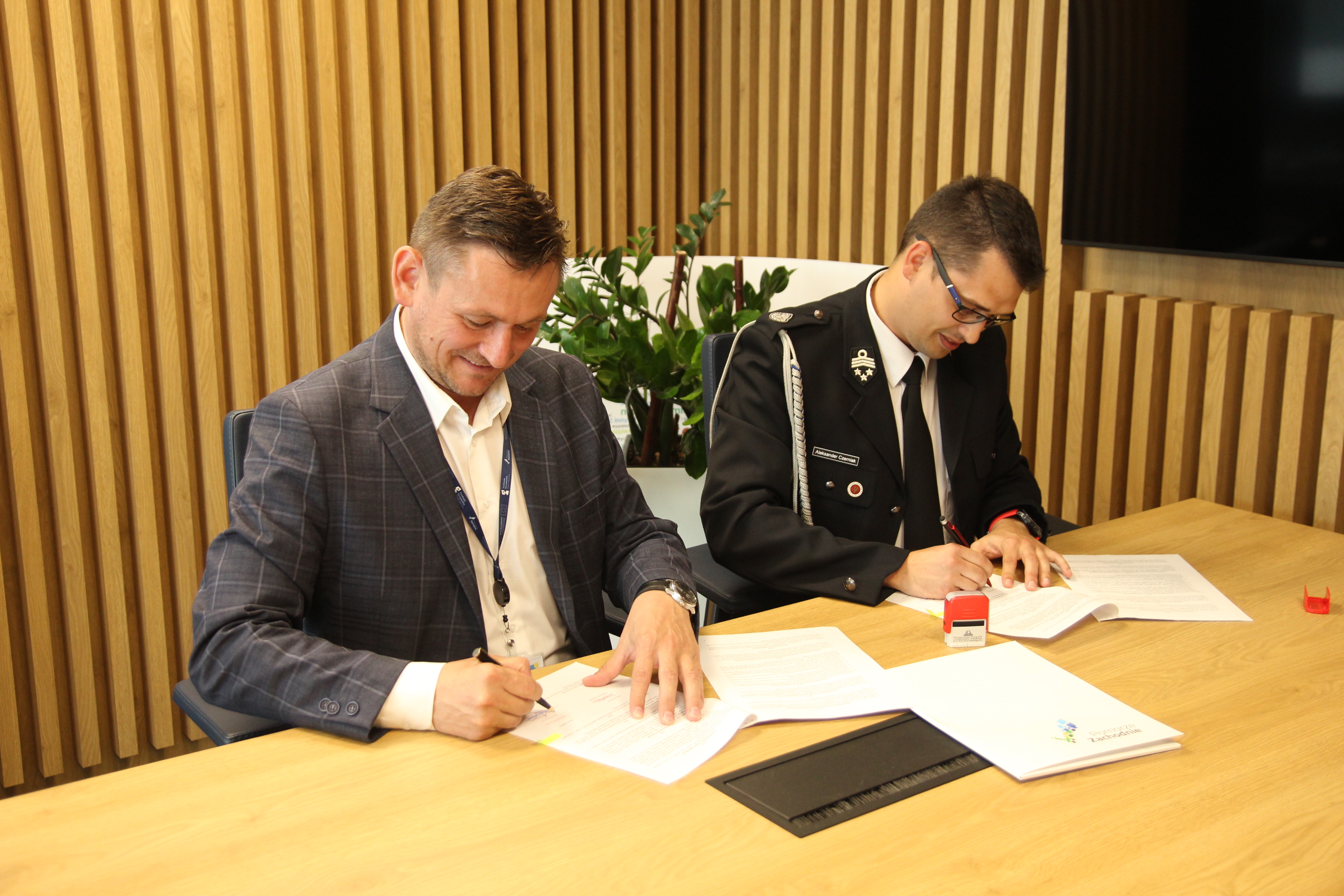 wicemarszałek T.Sobieraj podpisuje umowę z przedstawicielem z OSP Gryf