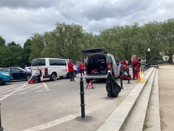 Ratownicy udzielają pomocy pasażerom rozbitego samochodu
