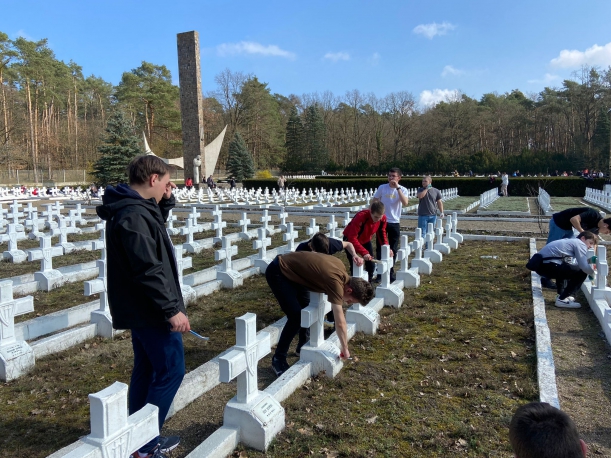 Sprzątanie grobów Uczniowie podczas porządkowania grobów na cmentarzu wojennym.