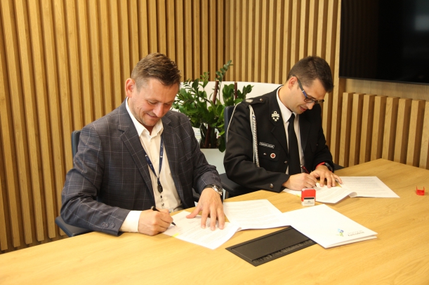 wicemarszałek T.Sobieraj podpisuje umowę z przedstawicielem z OSP Gryf