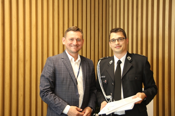 wicemarszałek i przedstawiciel z OSP Gryf pozują do zdjęcia z podpisaną umową