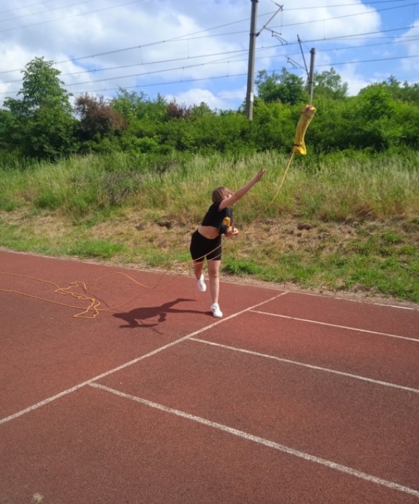 Uczestniczka konkursu na torze do ćwiczeń, widoczna rzutka ratownicza moment po rzucie.