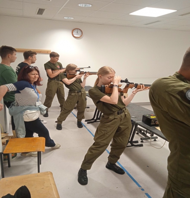 Uczestnicy konkursu na strzelnicy, z karabinkami pneumatycznymi.