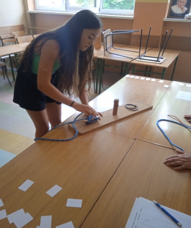 Uczestniczka konkursu demonstruje wiązanie węzła na knadze.