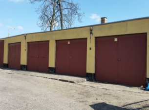 Budynek, w którym znajduje się garaż przeznaczony do sprzedaży