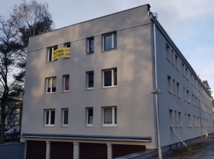 Budynek, w którym znajduje się lokal mieszkalny przeznaczony do sprzedaży