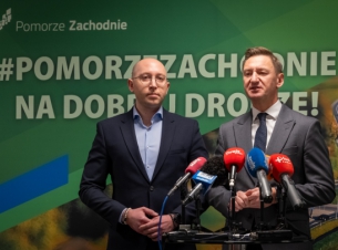 wicemarszałek Jakub Kowalik i marszałek Olgierd Geblewicz podczas konferencji dotyczącej wsparcia województwa dla powiatów w zakresie modernizacji dróg poiatowych